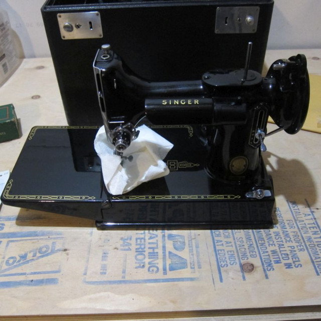 Singer Featherweight Sewing Machine - Like New in Hobbies & Crafts in Ottawa