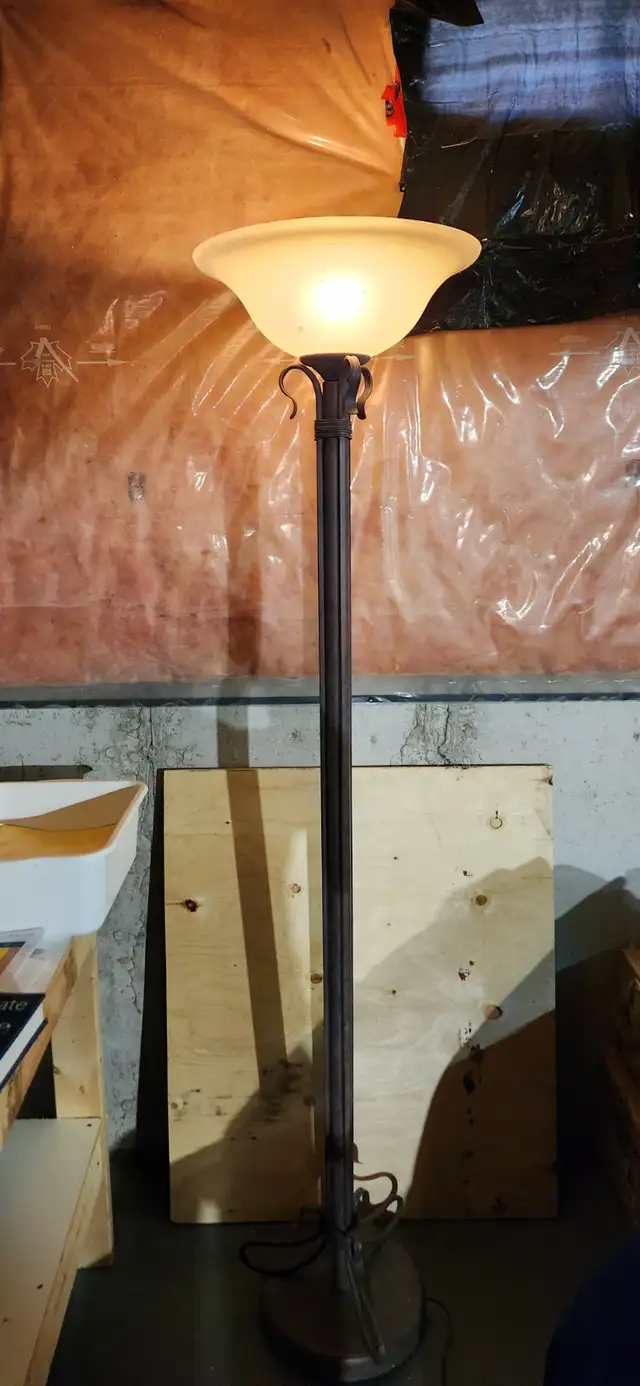 FLOOR LAMP $60.00 in Indoor Lighting & Fans in Markham / York Region - Image 3