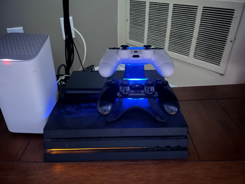 Ps4 Pro /w 400GB SSD/2 controllers/charging dock Sony Playstation 4
