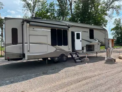 2020 Jayco Eagle in immaculate condition. Three slide outs, toppers on slide outs, one full bathroom...
