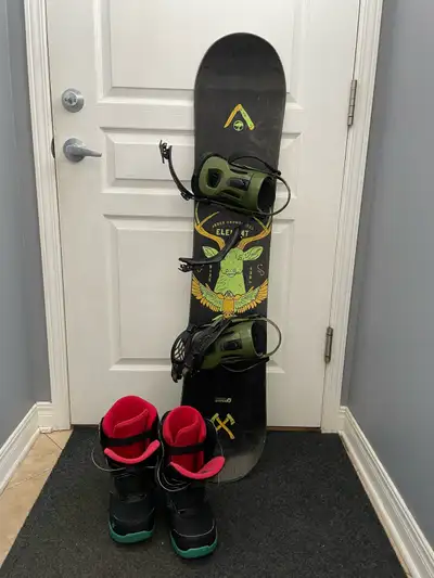 Planche à neige /snowboard 130cm 51 pouces, de la marque Arbor. 125$ Bottes système BOA taille 5US /...