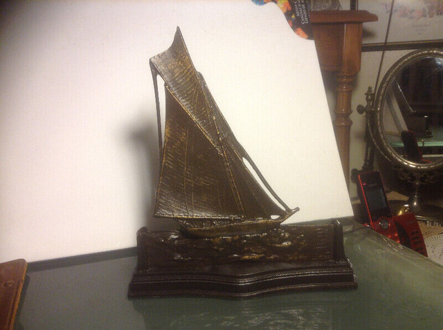 ANTIQUE ART DECO BRASS MODEL BOAT SHIP SAILBOAT YACHT TABLE. in Arts & Collectibles in Vancouver - Image 4