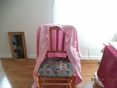 1x white (SOLD) and 1x pink, $15 each Call Sid for details. Cell # 613-882-0849 If its listed its av...