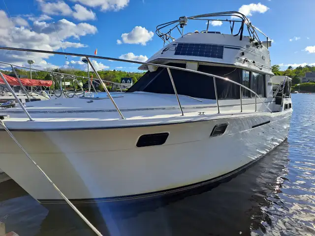 Carver 3207 Motor Yacht say goodbye to the woods in Powerboats & Motorboats in Bridgewater - Image 2