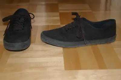 À vendre 1 paire de souliers noirs grandeur 7,5 pour adolescentes ou femmes. Ils ont été portés que...