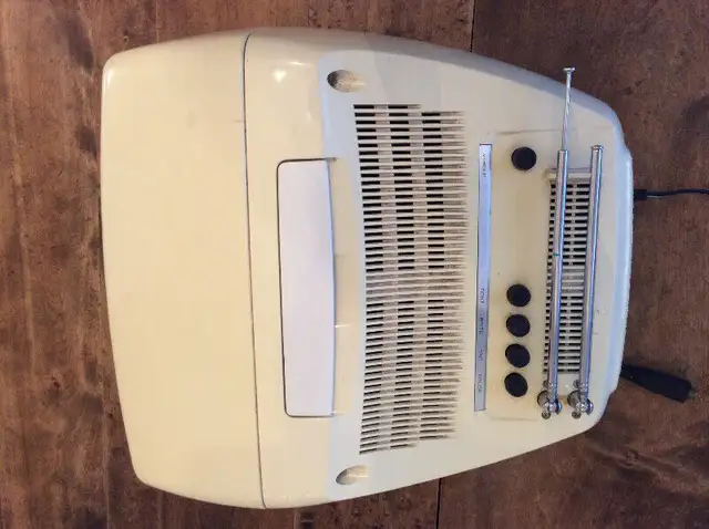 Vintage 1977 Searscolor Color TV - Working condition in Arts & Collectibles in London - Image 8