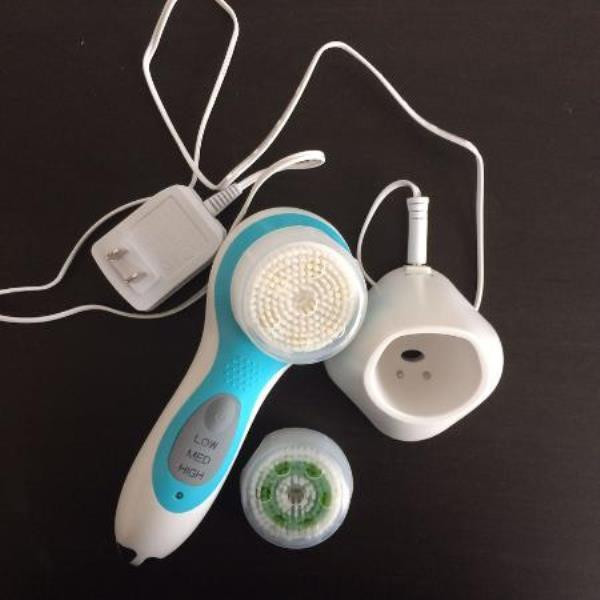 New LIFE Brand Electric Vibrating Sonic Face Facial Body Cleansi in Other in Ottawa - Image 2