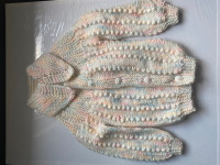 Handknit baby’s sweater 