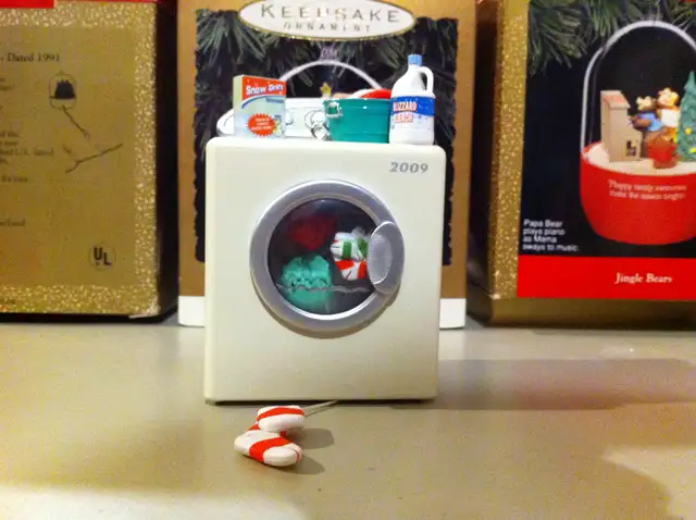 Hallmark - New 2009 Magic "Santa's Merry Machine" Ornament in Arts & Collectibles in Ottawa - Image 7