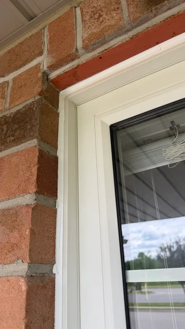 Cascade Renovation Exterior Window Re-Caulking in Windows & Doors in City of Toronto - Image 6