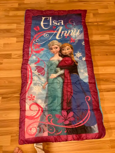 Sac de couchage isolé Disney La Reine des Neige pour enfants. - Dimensions : 142.2 x 71 cm (56 x 28...