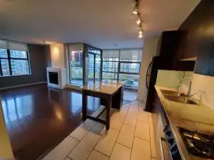 Cozy one Bedroom + Den In the Heart of Downtown Vancouver