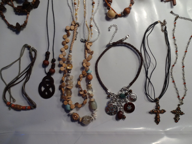 colliers lot de 10.... 2 avec croix dans Bijoux et montres  à Longueuil/Rive Sud - Image 2