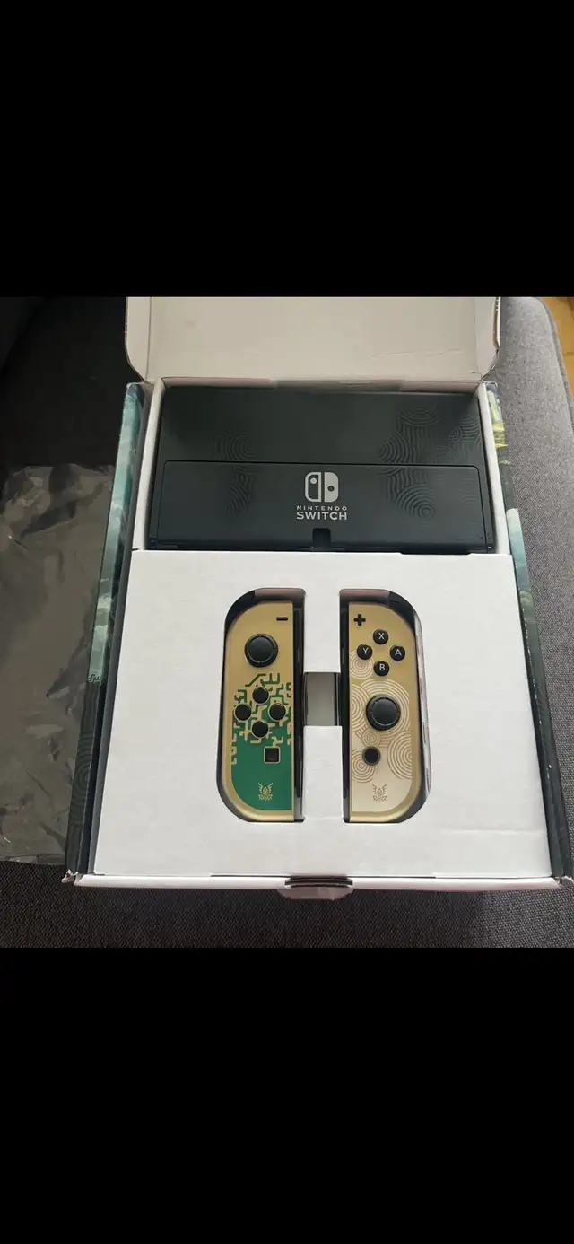 Nintindo Switch OLED Zelda édition + pro controller in Nintendo Switch in City of Montréal - Image 4