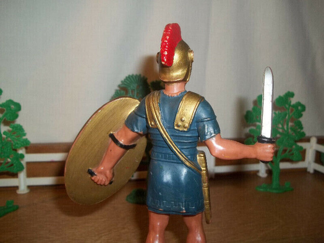 Vintage roman warrior action figure with sword and shield dans Jouets et jeux  à Ville de Montréal - Image 4