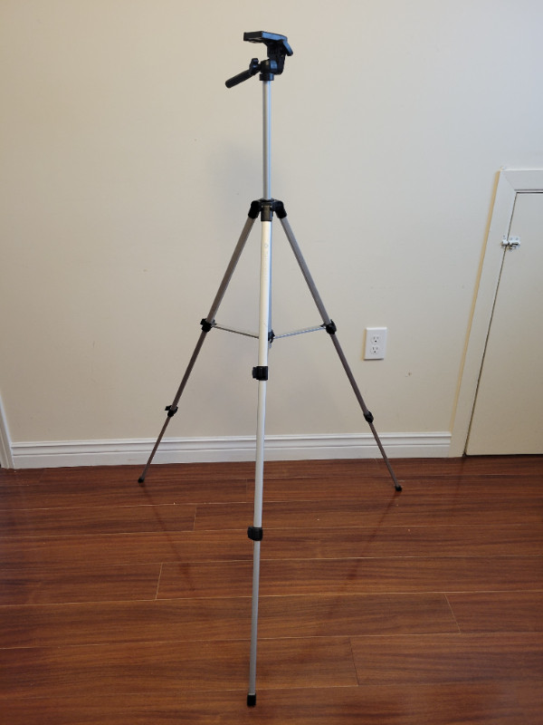 Samsonite Camera Tripod – Photography and Video in Cameras & Camcorders in Cole Harbour