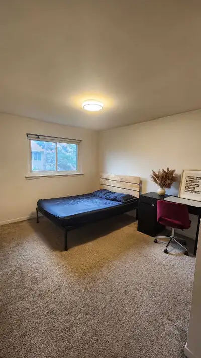 2 private upstairs bedroom available for rent immediately for a female tenant. Single occupancy only...