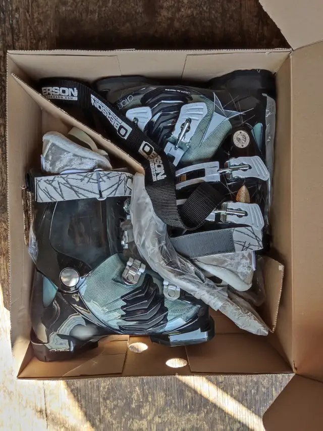 Bottes de ski neuves Atomic Hawx pour femme in Ski in Laval / North Shore - Image 6