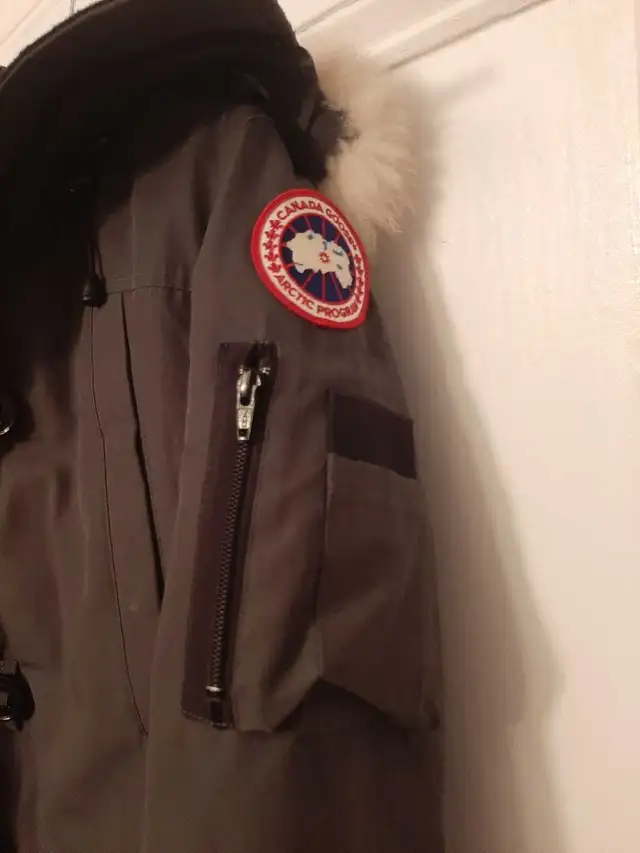 Canada goose in Women's - Tops & Outerwear in Saint John - Image 3
