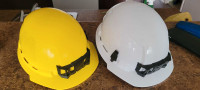 2 casques MILWAUKEE construction.