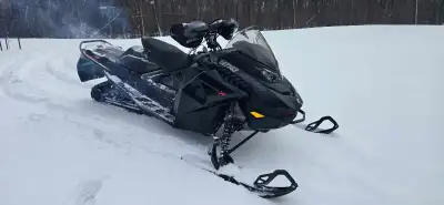 New Price! Gen5 Platform 137" Ready to ride. Recently serviced. Only 3200km. Lots of extras included...