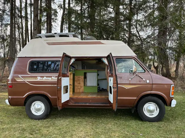 Dodge Ram Van B250 1984 - Van aménagé / Campeur / Vanlife in RVs & Motorhomes in Québec City - Image 3