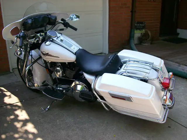 2005 Harley Davidson Road King FLHRI in Touring in St. Catharines - Image 5