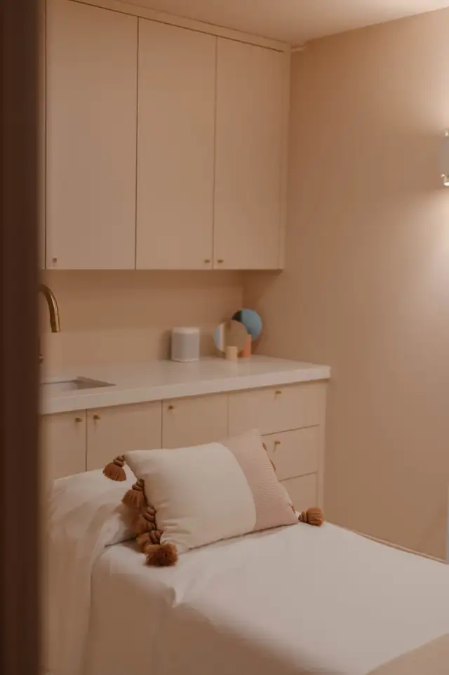 ESTHETICIAN/ STUDIO / OFFICE SPACE AVAILABLE FOR RENT