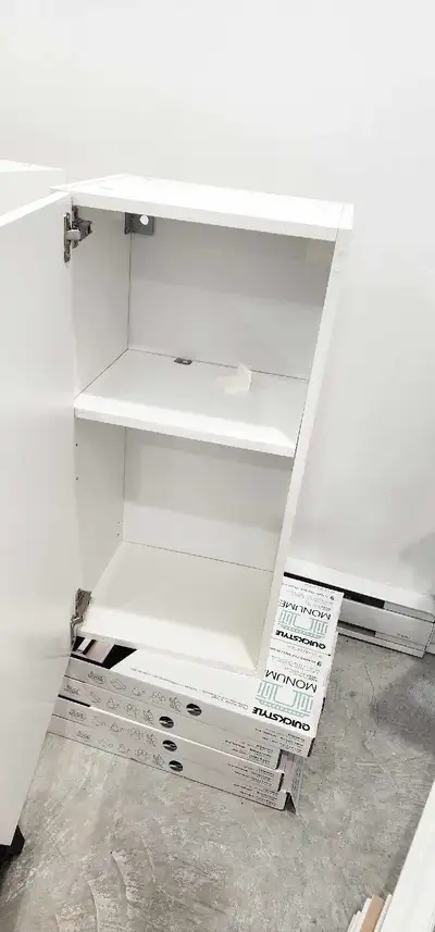 selling 2 brand new ikea cabinet, Voir plus