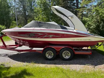 2012 Bateau regal 21 pieds à vendre en très bonne condition. seulement 173 heures tour de wakeboard...