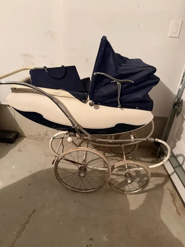 Antique stroller With Matching Pram bag and mattress in Arts & Collectibles in Kawartha Lakes - Image 3