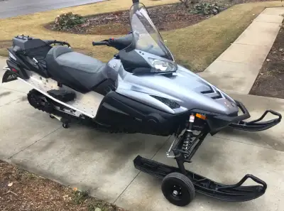 YAMAHA VENTURE RS SNOWMOBILE. Two Up Touring, 4 Stroke. In Solo Seat Mode, Easy Converted To Two-Up....