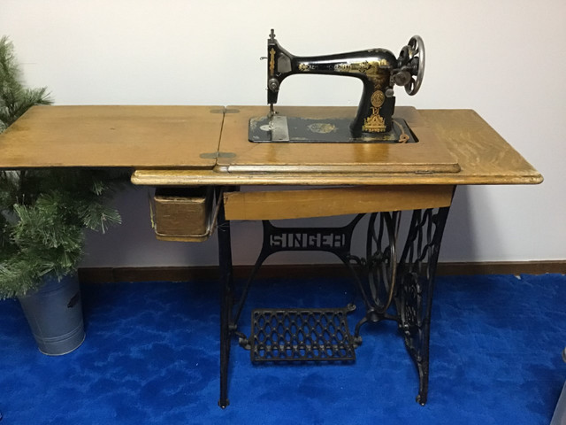 1913 Antique Singer Treadle Sewing Machine and Table in Arts & Collectibles in Sault Ste. Marie - Image 3