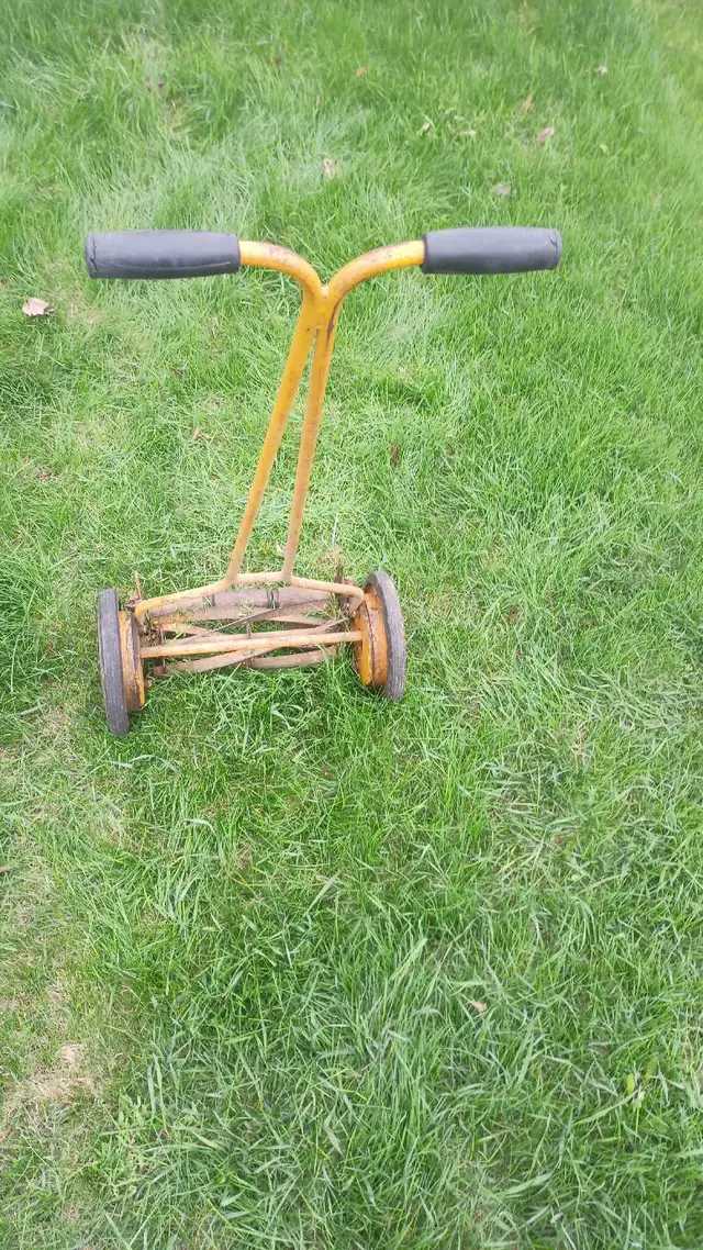 Vintage Metel Lawnmower in Lawnmowers & Leaf Blowers in Longueuil / South Shore - Image 4
