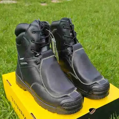 Men's Size 10.5 Terra 8" Barricade Boot CSA Grade 1 Protective Toe CSA Electrical Shock Resistence C...