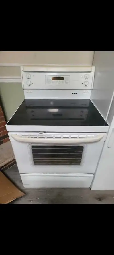Working perfectly No scrashes and dent White 30 w freestanding Stoev range oven Also have a fridge