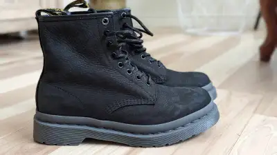 Bottes Dr Martens 1460 nubuck noires NEUVES, View more