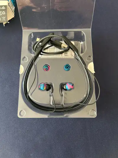 Listen to your favourite tunes with these Skullcandy Method Wireless earphones! These Bluetooth head...