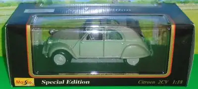 De ma collection...Modèle Maisto Diecast...Citroën 2 CV 1952 absolument comme flambante neuve dans b...