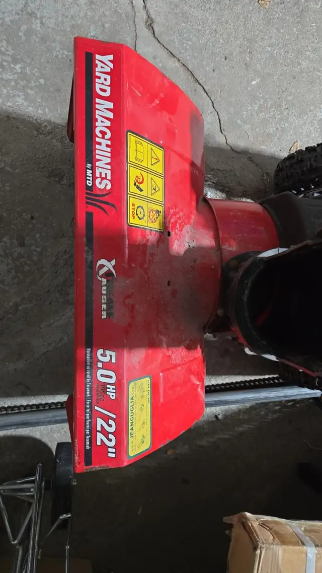 Souffleuse Yard Machines 5HP / 22" in Lawnmowers & Leaf Blowers in Laval / North Shore - Image 2