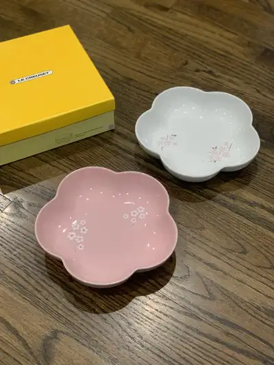 New Le Creuset Sakura Medium Flower Dishes Set of 2, View more
