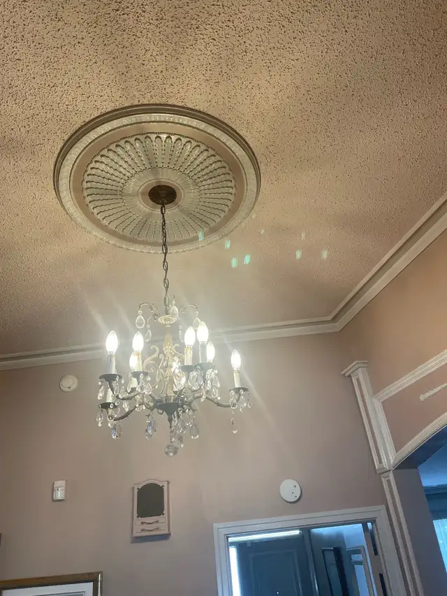 antique brass and crystal chandeliers  in Indoor Lighting & Fans in City of Montréal - Image 5
