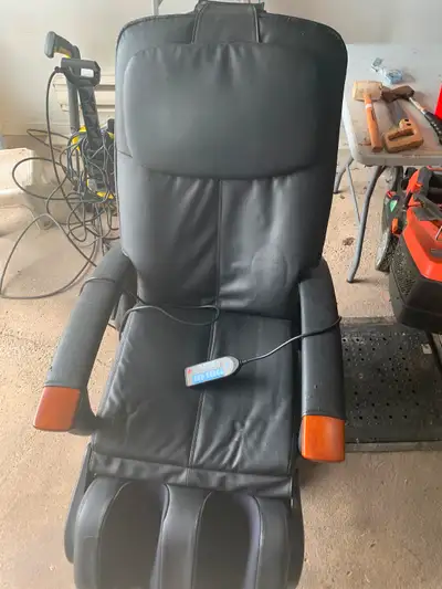 Fauteuil de massage haut de gamme Human Touch HT-102 en excellent état. • Plusieurs modes de massage...