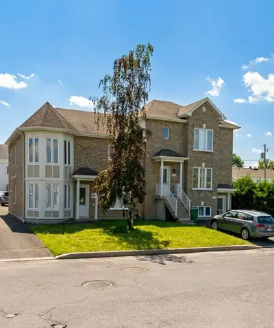Logement situé près de tous les services (près du Walmart) dans un quadruplex tranquille. Stationnem...
