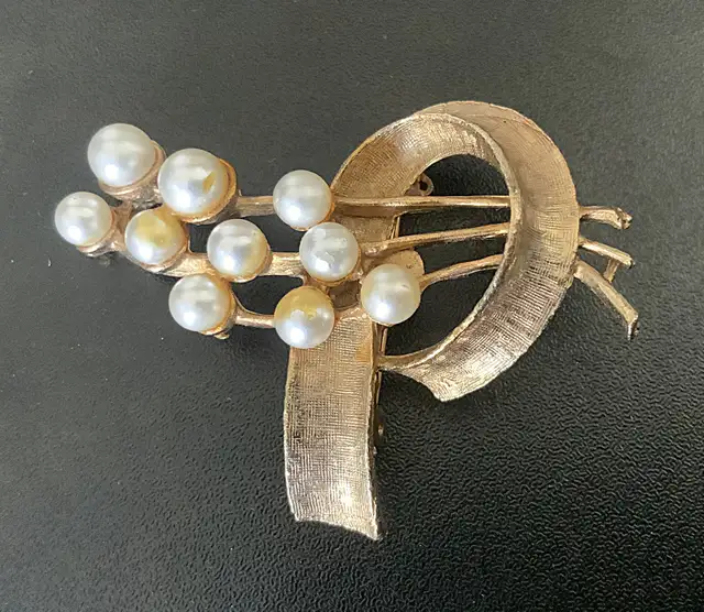Vintage Ribbon Bow Gold Tone Brooch W/Faux Pearls in Jewellery & Watches in City of Montréal - Image 3