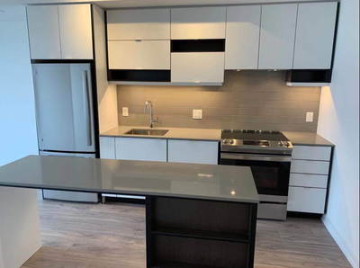3 year new one bed condo unit for rent, balcony facing southeast, great view,close to square one mal...