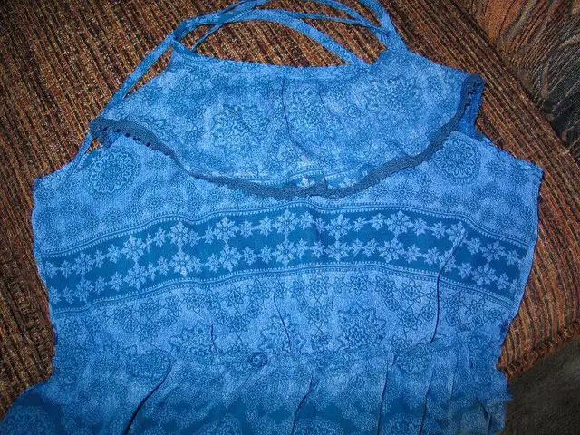 Girls Blue Sleeveless Chiffon Party Dress Size 10-12 in Kids & Youth in Calgary - Image 4