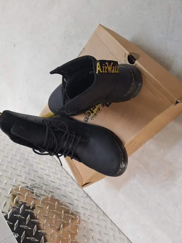 Dr Martens shoes in Men's Shoes in Oshawa / Durham Region - Image 5