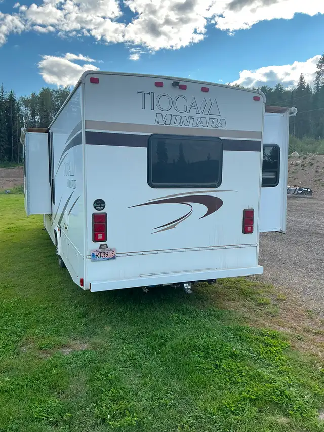 2013 Fleetwood Tioga Montana Class C Motorhome in RVs & Motorhomes in Red Deer - Image 6