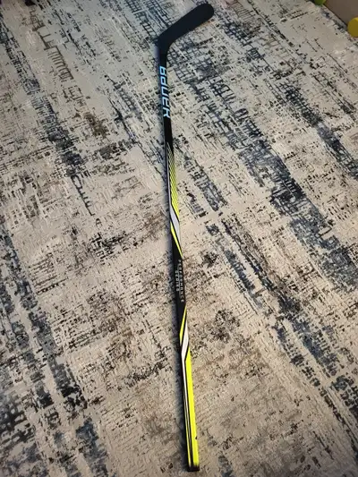 Bauer Right Hockey Stick / Baton Droitier, View more